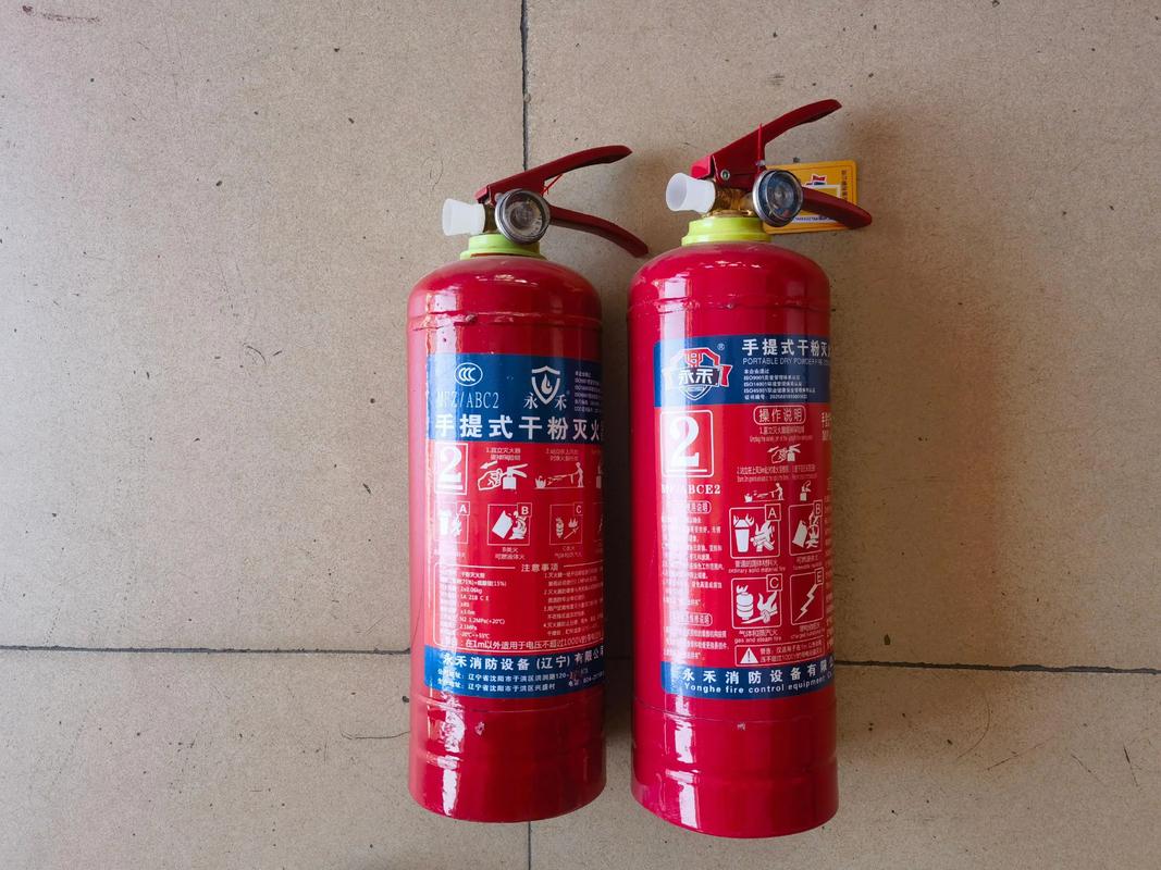 新舊國(guó)標(biāo)永禾牌兩公斤干粉滅火器對(duì)比 選購(gòu)消防器材不可不知的要點(diǎn)